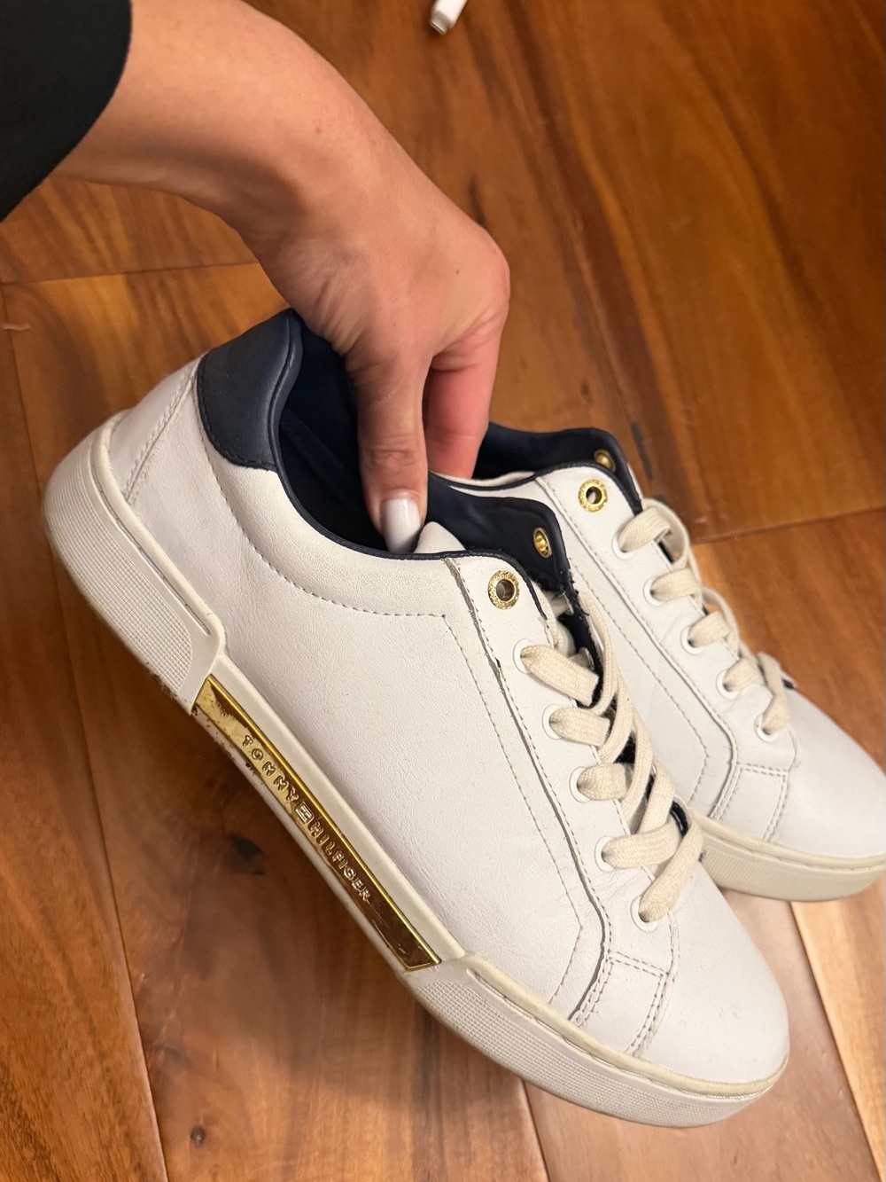 White Casual woman’s Low-Top Sneakers with Navy Accent